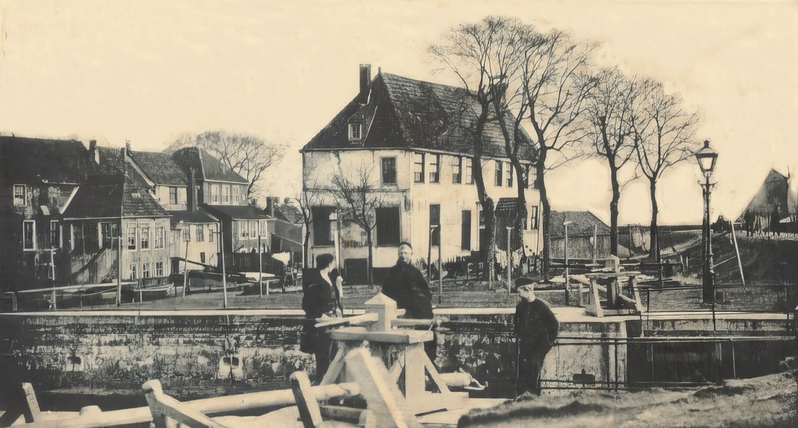 De Stadsherberg met op de voorgrond de sluis