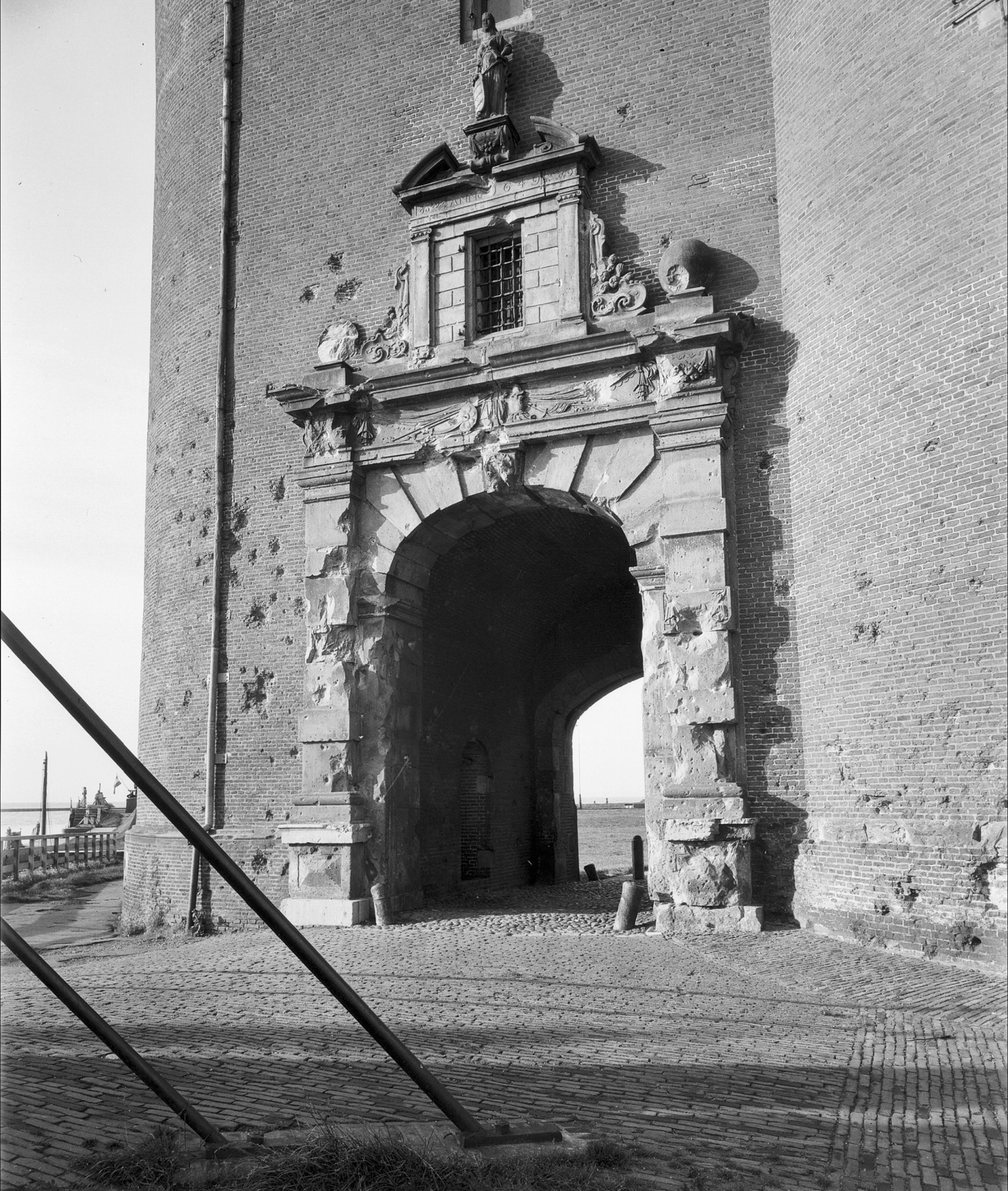 De Drommedaris na het bombardement op 15 maart 1945.