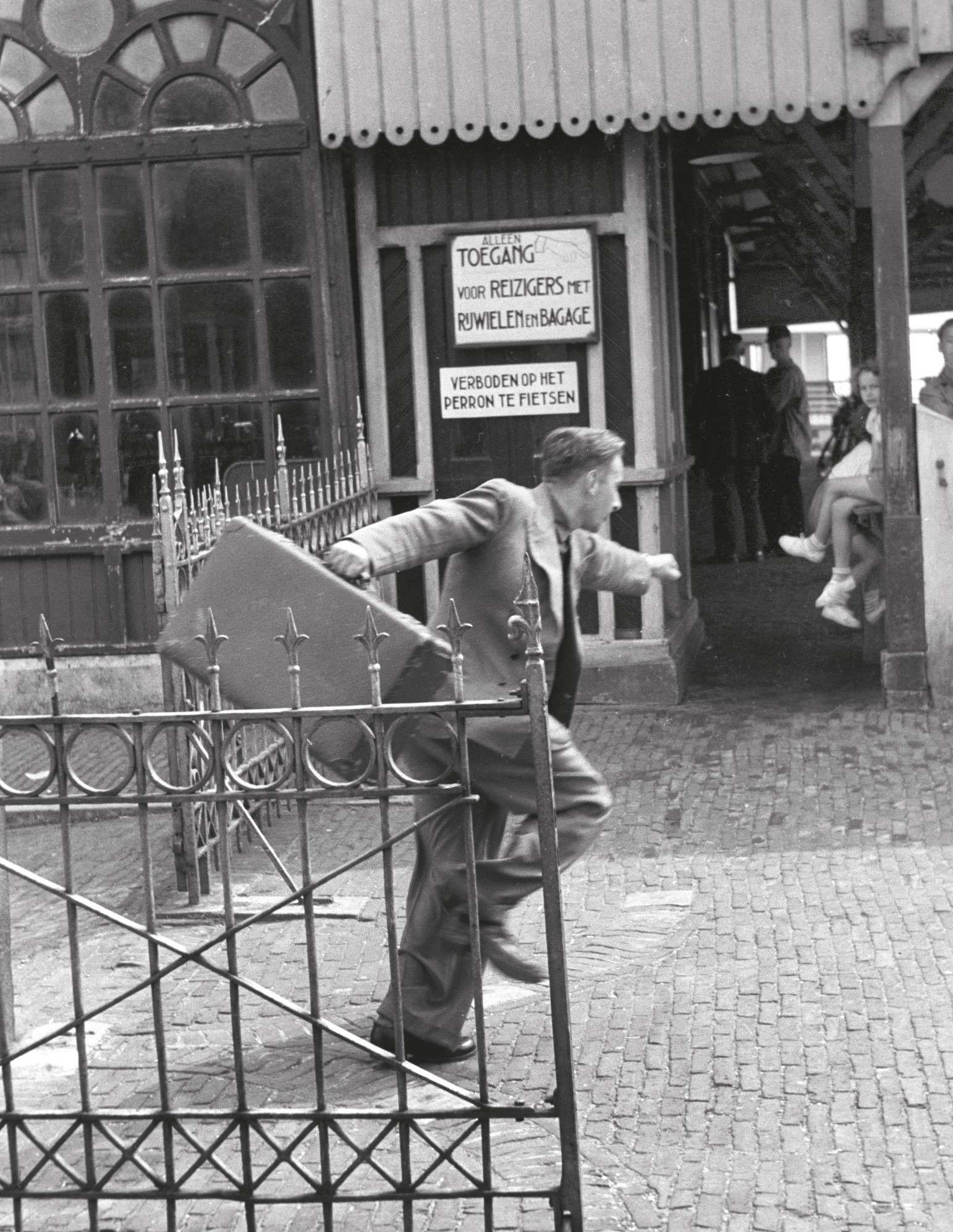 Rennend het perron van het Station van Enkhuizen.